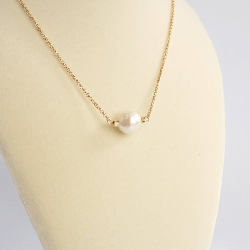 Short dainty necklace with a Pearl in gold tone