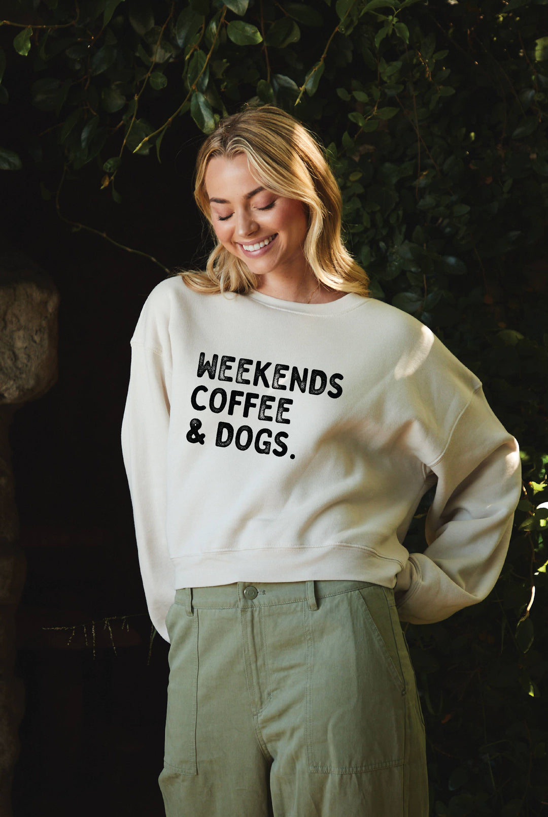 WEEKENDS COFFEE AND DOGS  Mid Graphic Sweatshirt: ROSE