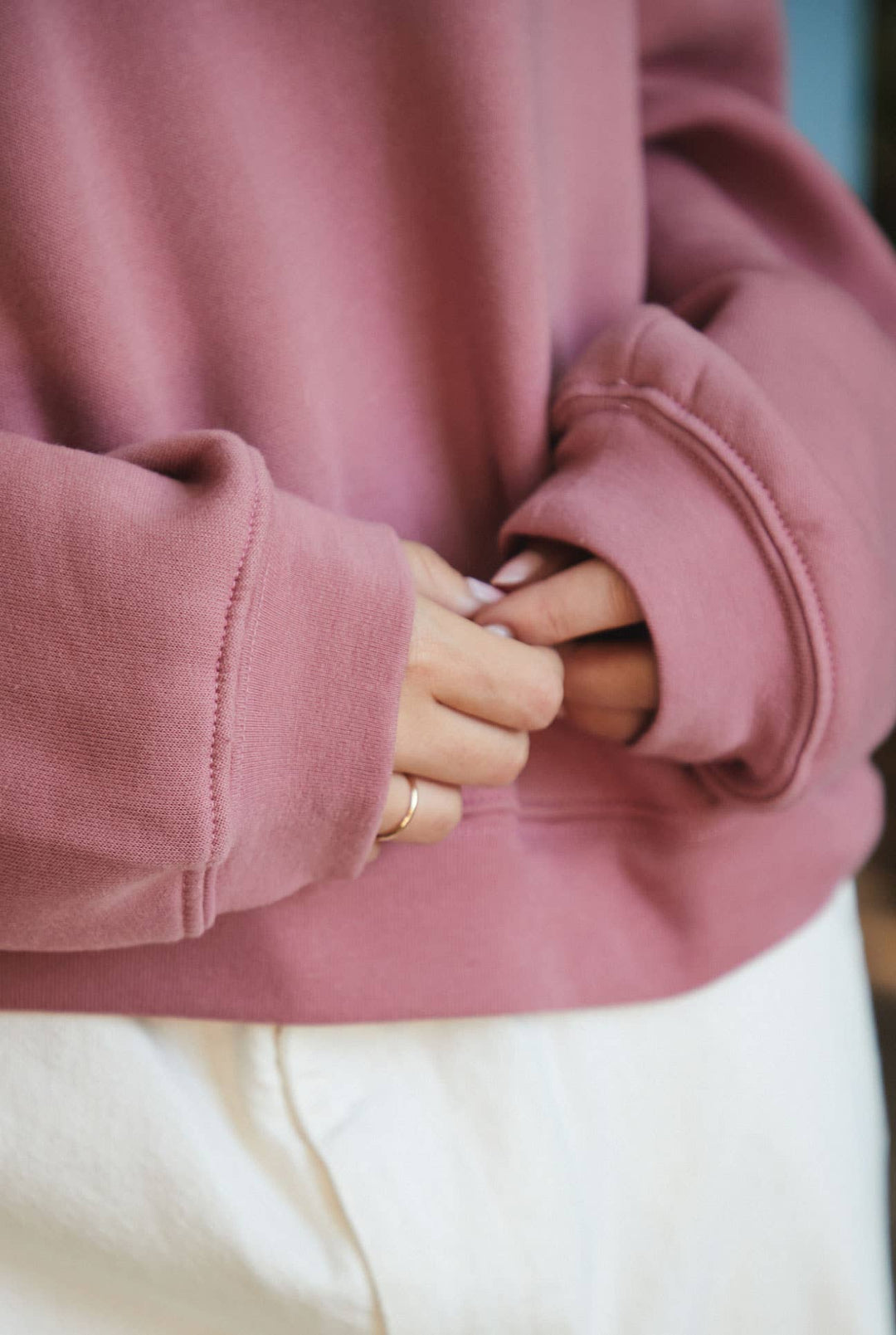 WEEKENDS COFFEE AND DOGS  Mid Graphic Sweatshirt: ROSE