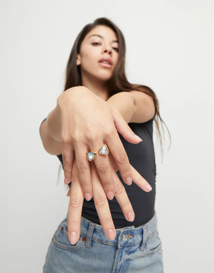 UNOde50 Triangular ring with two crystals Gold